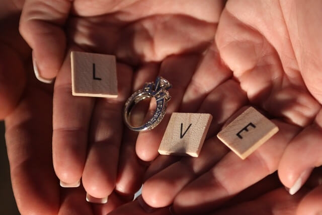איך אדע איזו טבעת אירוסין היא רוצה
